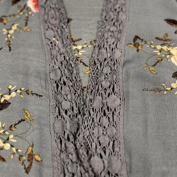 entro Gray Floral Bell Sleeve Embroidered Lace Trim Boho Kimono Top Sz Small - Picture 3 of 8